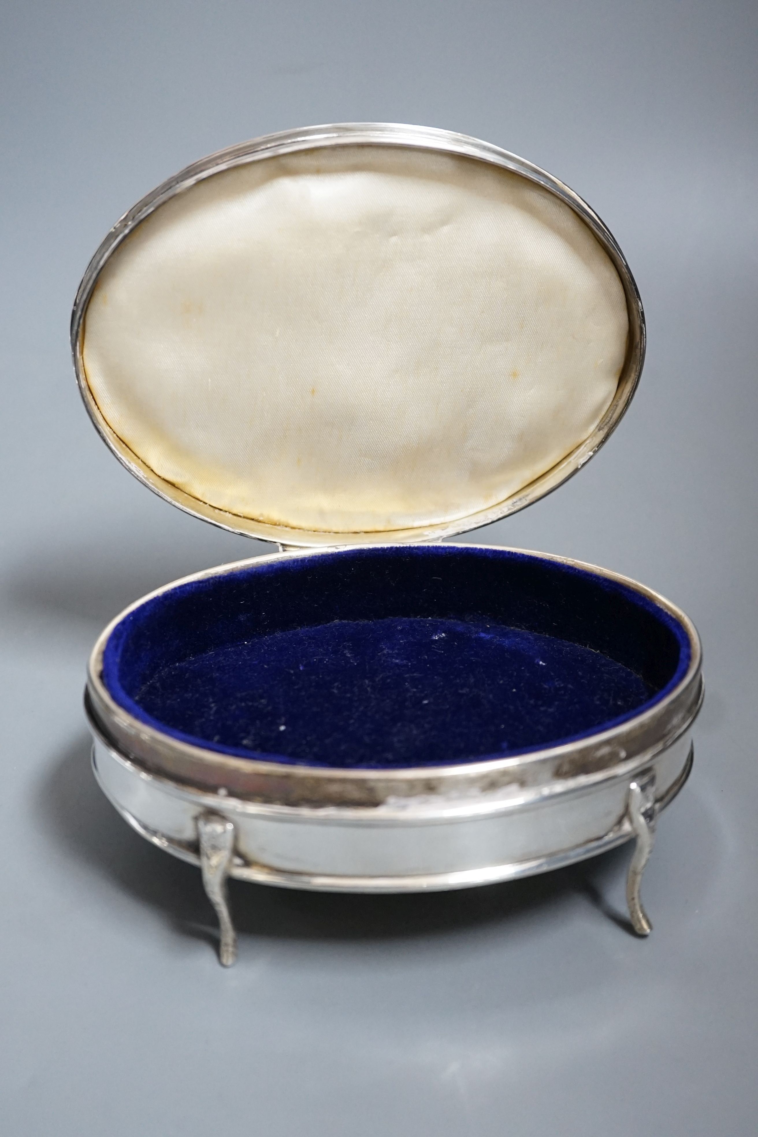 A George V silver oval trinket box, E.S. Barnsley & Co, Birmingham, 1918, 14.6cm.